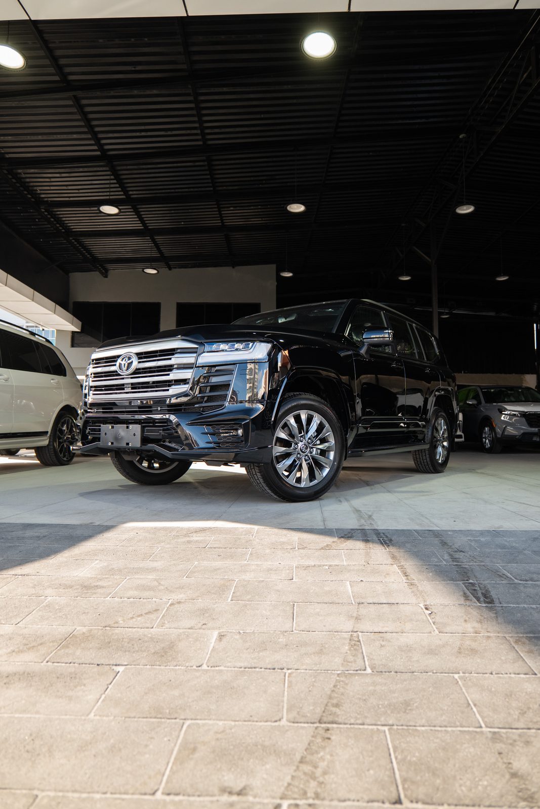 Toyota Land Cruiser 300 en el showroom de Menos Uno