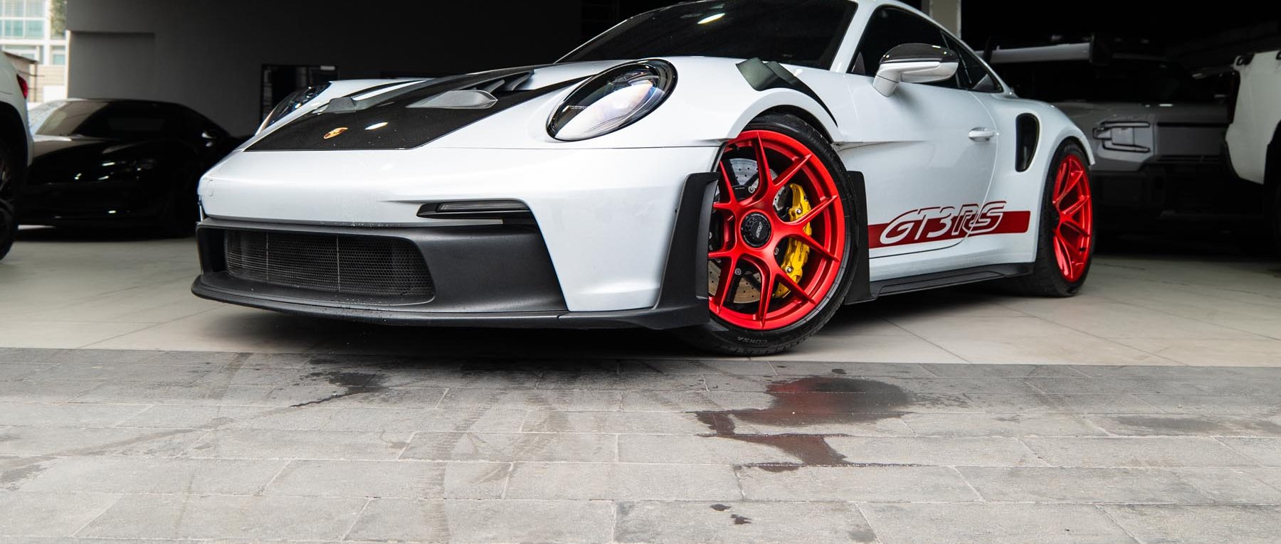 Porsche 911 GT3 RS en el showroom de Menos Uno